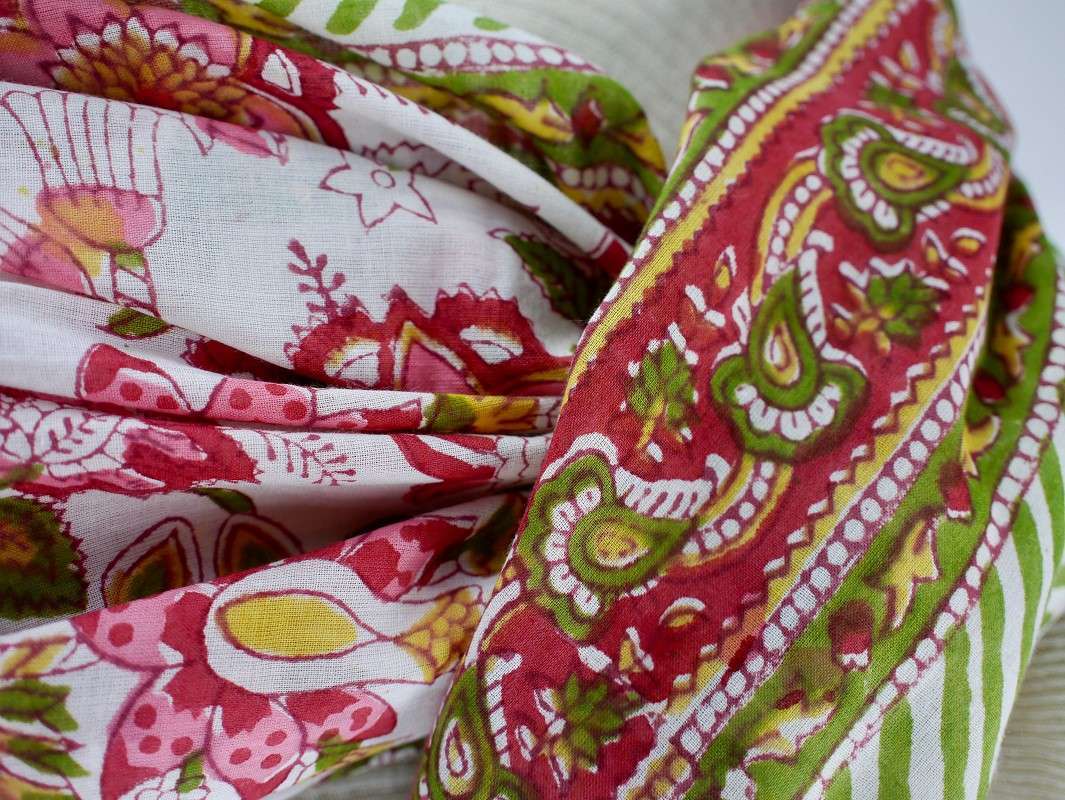 Foulard Rose, Bordeaux, Vert, Jaune et Fond Blanc - W521-1
