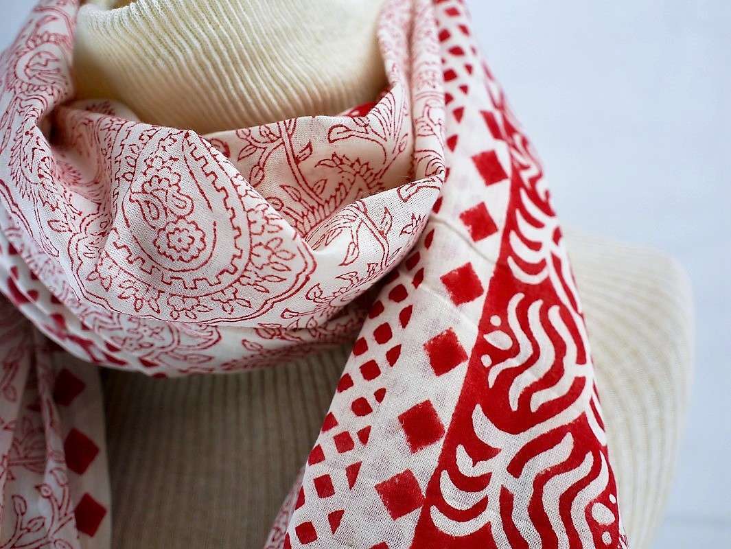 Foulard Rouge et Fond Blanc Cassé - W525-1