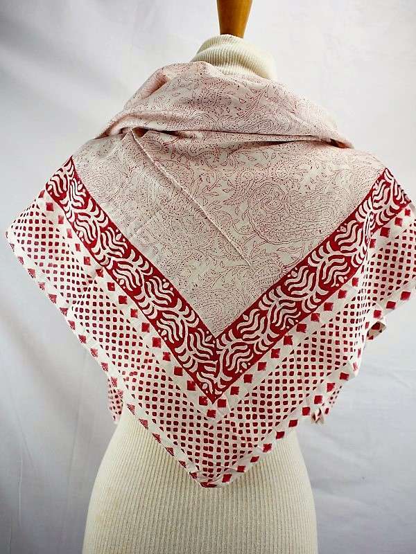 Foulard Rouge et Fond Blanc Cassé - W525-1