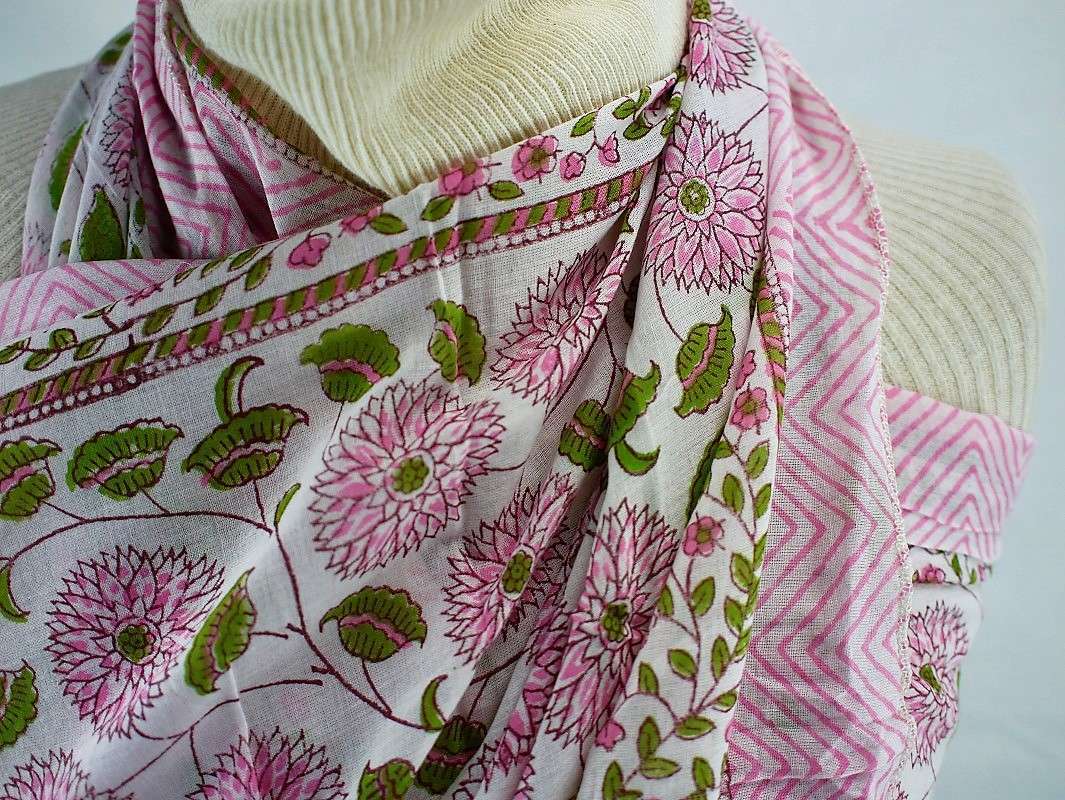 Foulard Rose Vert et Fond Blanc - W525-3