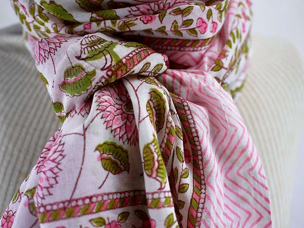 Foulard Rose Vert et Fond Blanc - W525-3