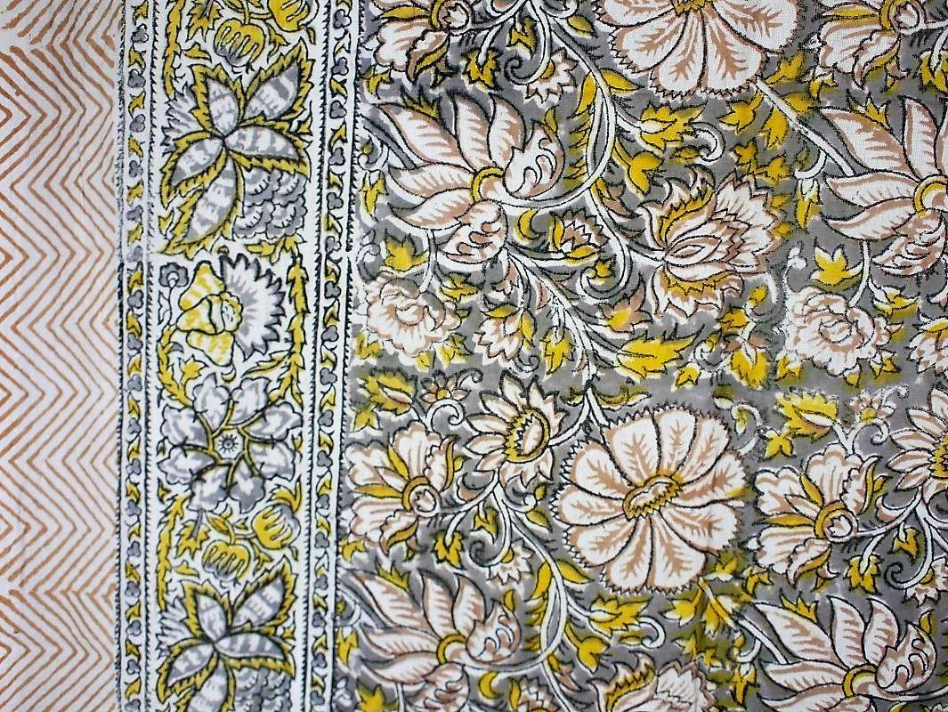 Foulard Gris, Beige, Jaune et fond Blanc - W525-2