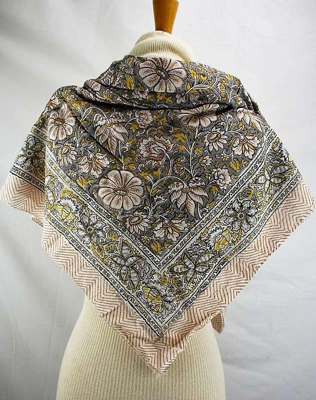Foulard Gris, Beige, Jaune et fond Blanc - W525-2