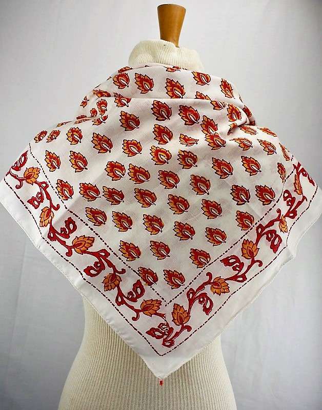 Carré blanc motifs rouges