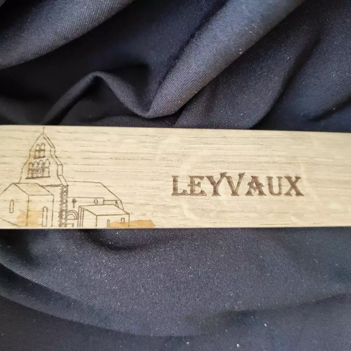 Marque page en bois Église de Leyvaux